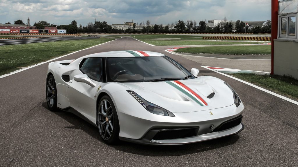 Vue avant d'une Ferrari 458 MM Speciale de 2016, exemplaire unique (one-off) en livrée Bianco Italia avec bande tricolore italienne, jantes sport et carrosserie personnalisée en aluminium.