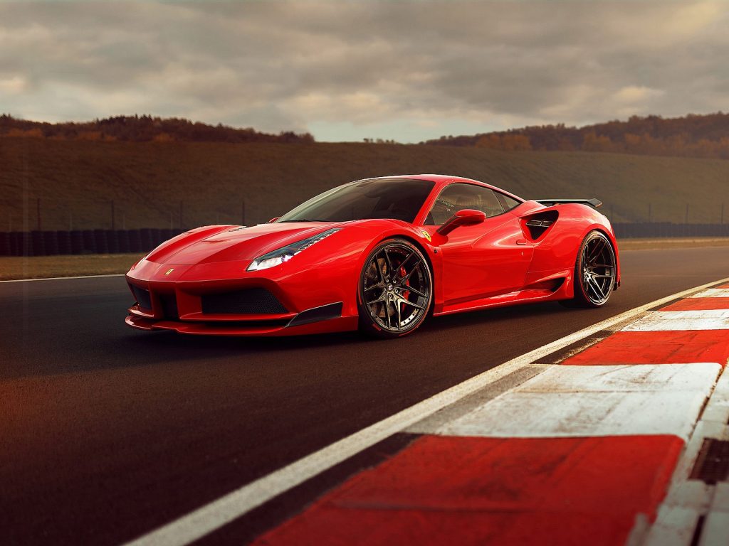 Novitec Ferrari 488 GTB - Supercar italienne modifiée avec kit carrosserie large en carbone et jantes forgées noires sur circuit