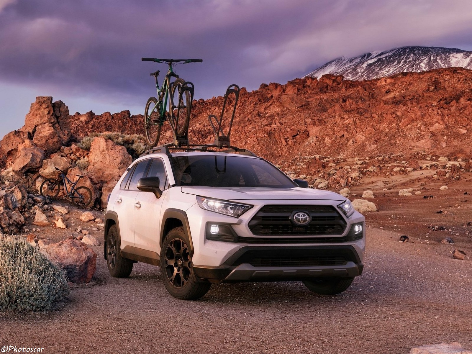 Toyota RAV4 TRD Off Road 2020 reconnaissable par son toit blanc