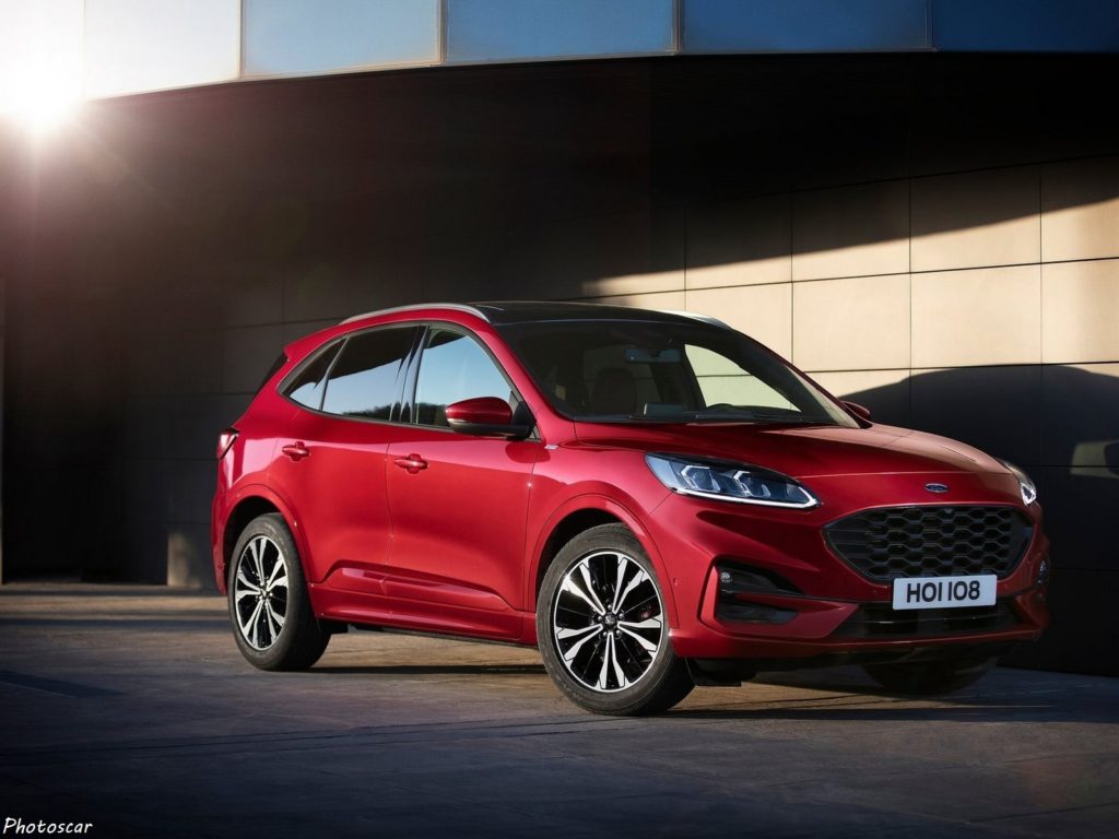 Face avant dynamique d'une Ford Kuga 2019 de couleur gris magnétique avec feux de jour à LED.