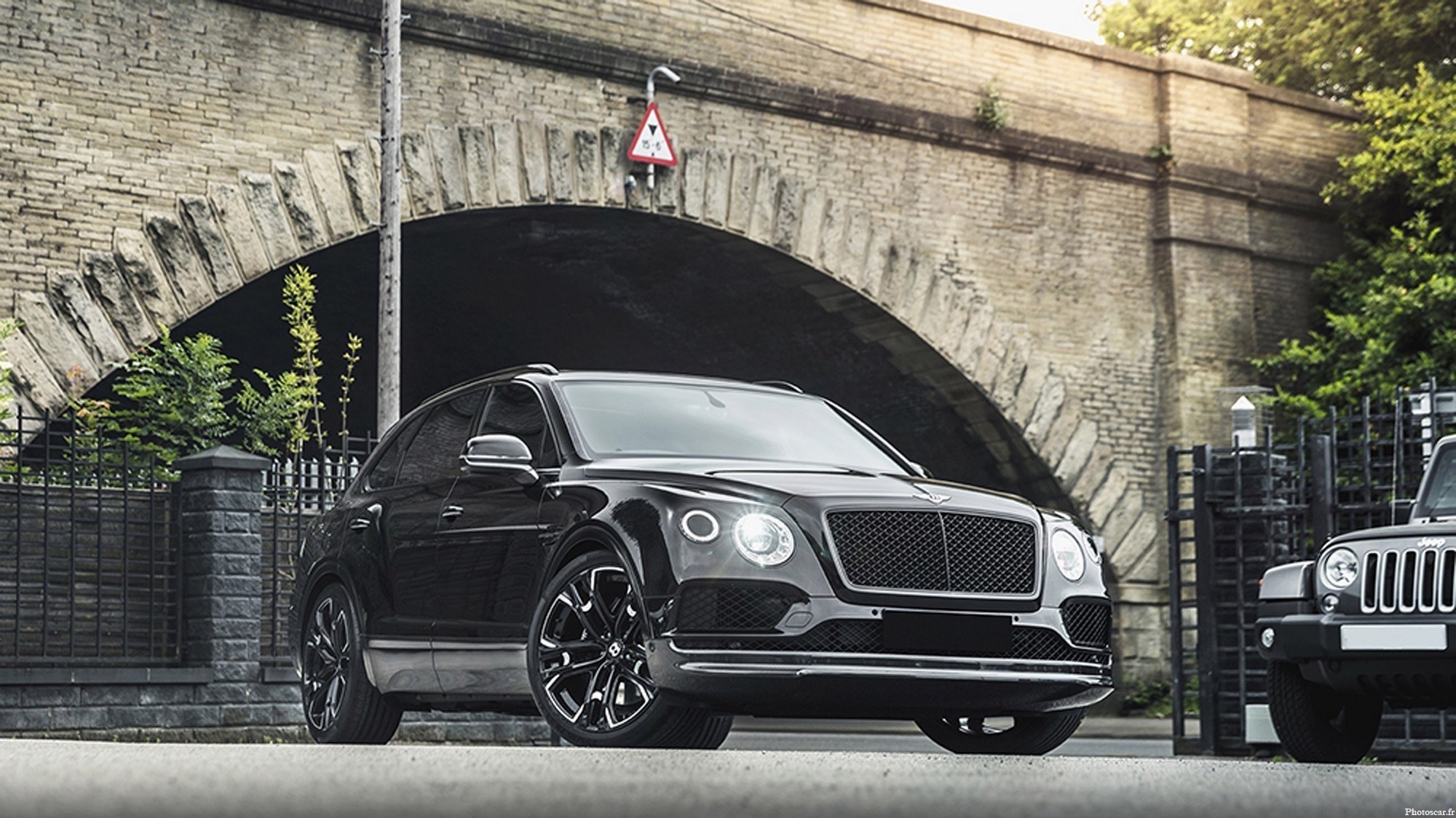 Kahn Design – Bentley Bentayga Centenary Edition Black Pack 2019