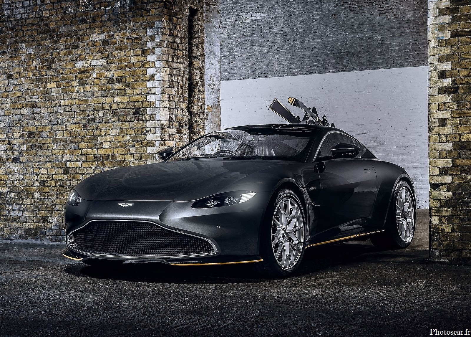 L’Aston Martin 007 Edition est compatible avec le V8 biturbo de 4,0 litres de 503 chevaux.