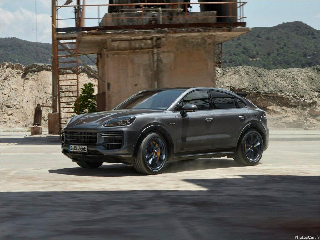 Porsche Cayenne Turbo E-Hybrid Coupe with GT Package 2024