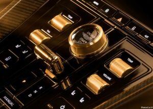 Aston-Martin DB12 Édition Goldfinger 2025