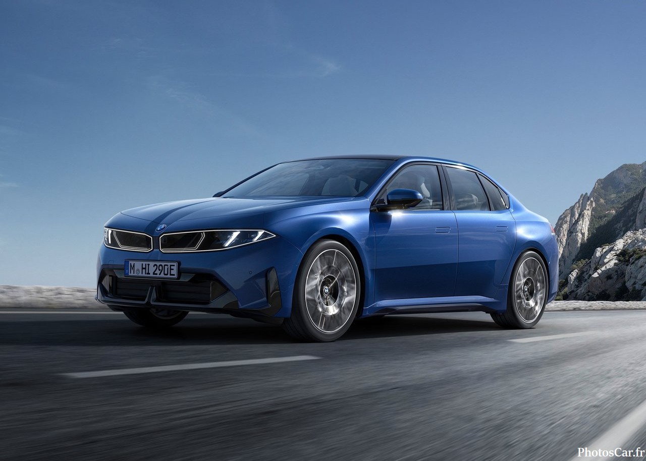 Silhouette épurée et carrosserie futuriste d'une berline électrique moderne avec poignées de porte affleurantes.