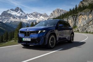 Le puissant iX3 50 xDrive 100% électrique sur une route de montagne ensoleillée.