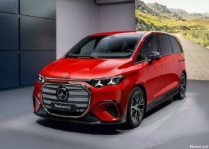 Vue du Van Mercedes-Benz VLE 2027 électrique de luxe futuriste aux lignes aérodynamiques et fluides avec des jantes pleines chromées