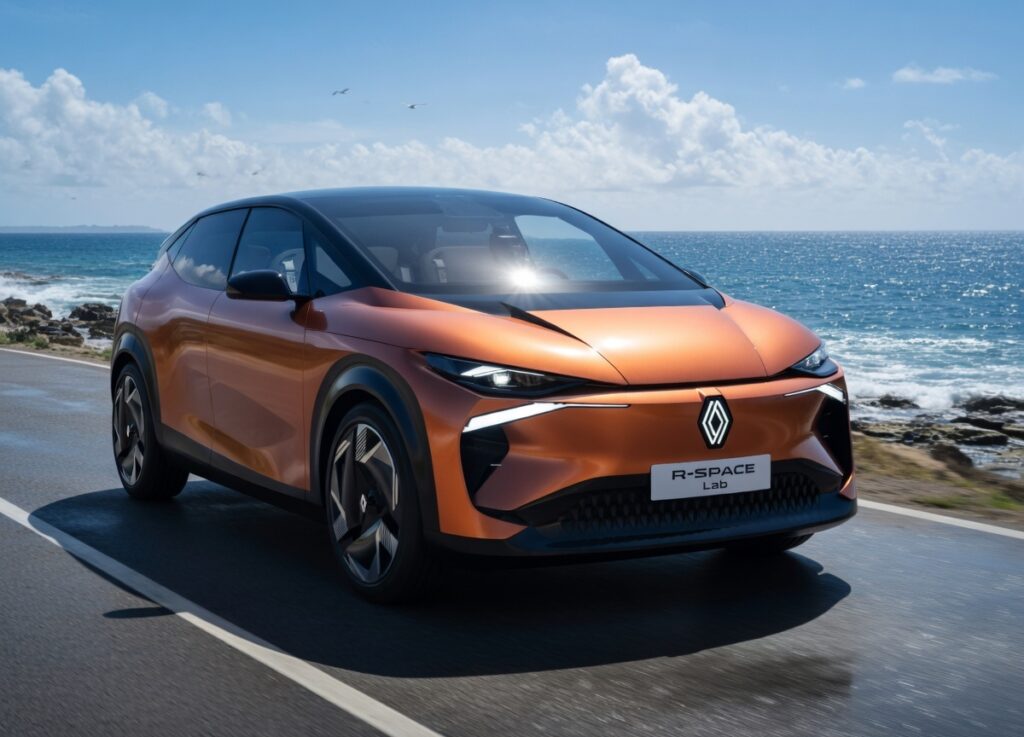 Silhouette profil du concept-car Renault R-Space Lab 2026 orange cuivrée avec toit vitré panoramique