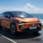 Silhouette profil du concept-car Renault R-Space Lab 2026 orange cuivrée avec toit vitré panoramique